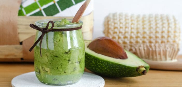 le beurre d avocat un bon soin maison contre les vergetures 702x336 1